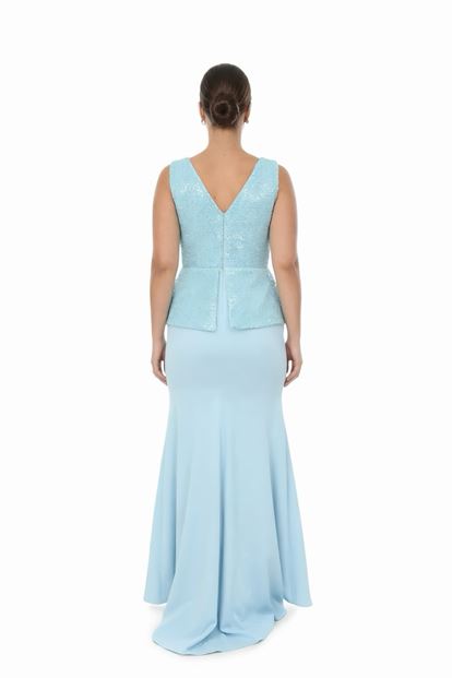 فستان سهرة أزرق بياقة على شكل حرف V بمقاسات كبيرة